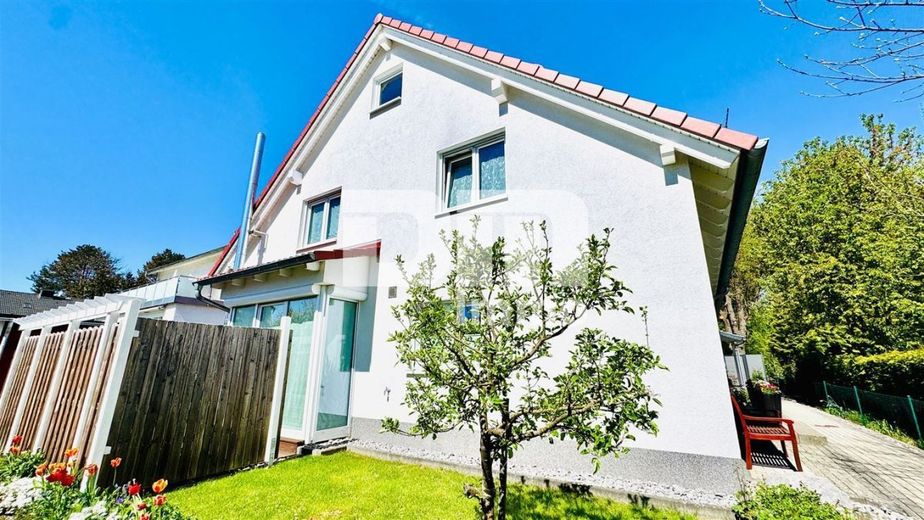 Modernes Familienglück nahe KfW 55-Standard mit Terrasse, Carport und Parkplatz – Frontansicht