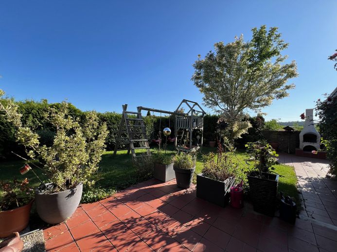 Sonnige Terrasse und Garten