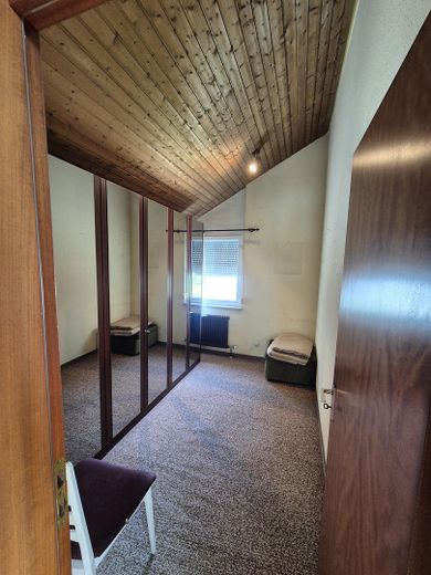 Miejsce dla rodziny – środkowy segment domu szeregowego z ogrodem, balkonem, garażem i instalacją fotowoltaiczną – Schlafzimmer 1