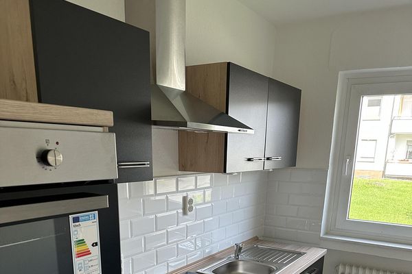 sanierte helle 3-Zimmer-Wohnung mit Einbauküche, Balkon und Stellplatz