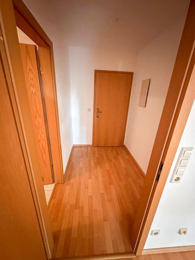 Przytulne 2-pokojowe mieszkanie na parterze z własnym tarasem, łazienką z wanną i miejscem parkingowym w garażu podziemnym w Landsbergu – Eingangsbereich / Flur 