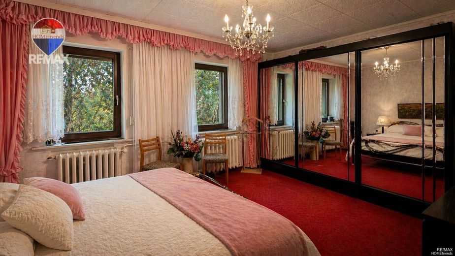 Casa unifamiliare bungalow a Berlino-Karow con cantina, garage, terreno di 1.006 m² | potenziale di ampliamento | si richiede la vostra offerta nel procedimento digitale! – Schlafen - Darstellung optimiert (Möblierung)