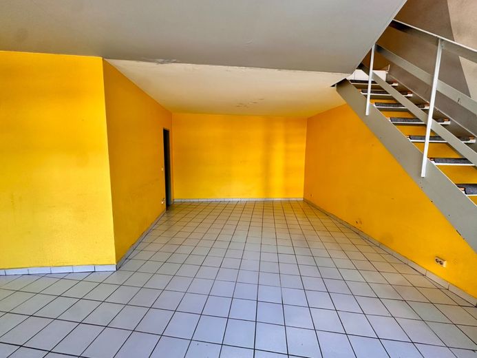 Galeriewohnung mit großer Fensterfront – Schlafbereich