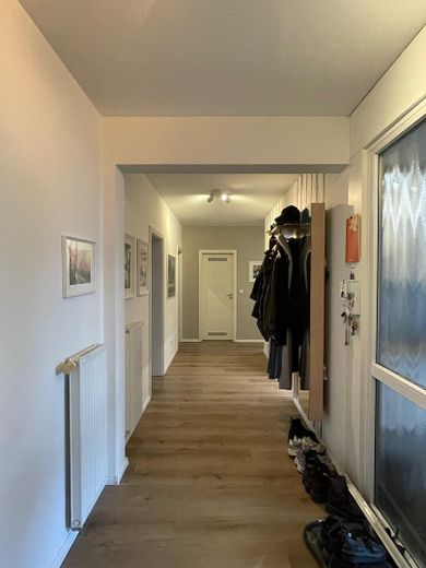 Mieszkaj jak we własnym domu | mieszkanie na parterze o powierzchni 105 m² z prywatnym ogrodem, ogrodem zimowym i garażem w Velpke – Flur