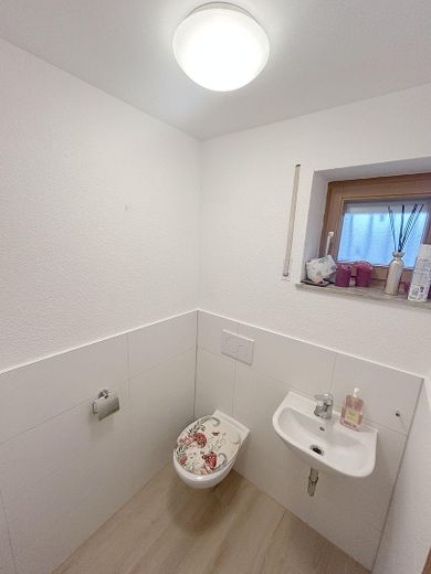 Gemoderniseerde twee-onder-een-kapwoning op toplocatie in Senden‑Aufheim – 140 m² woonoppervlak + groot kantoor - provisievrij – Neues Gäste-WC im EG