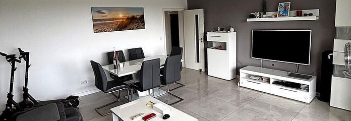 Appartement rénové de 2 pièces avec balcon et vue à couper le souffle, idéal comme investissement ou pour y habiter soi-même – Wohnzimmer