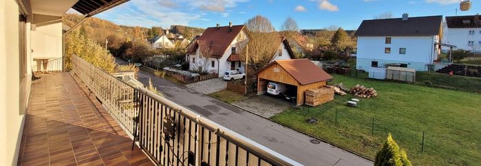 Słoneczne mieszkanie 4-pokojowe z kuchnią, łazienką i WC, balkonem od południa, garażem indywidualnym oraz ogrodem o powierzchni 250 m² w Siegertshofen Fischach – Balkon