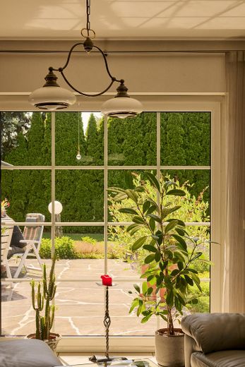 Großzügiges Einfamilienhaus auf traumhaft schönem Grundstück – Wohnzimmer Terrasse