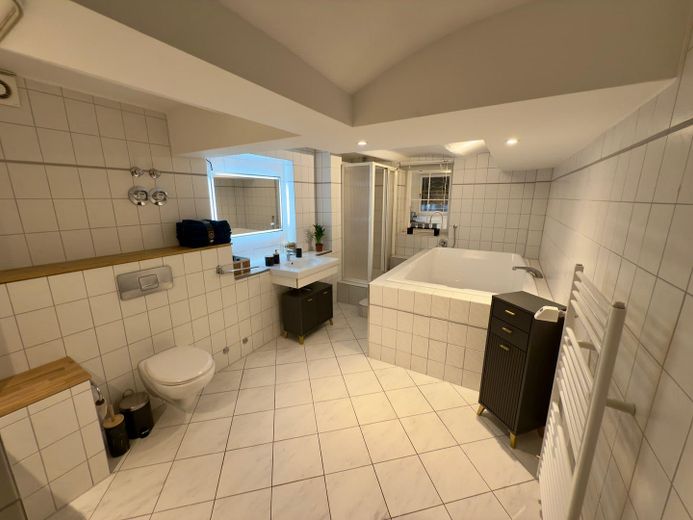 Voll ausgestattete helle Wohnung & Parkplatz im Souterrain mit Whirlpool & Garten – Großes Bad 