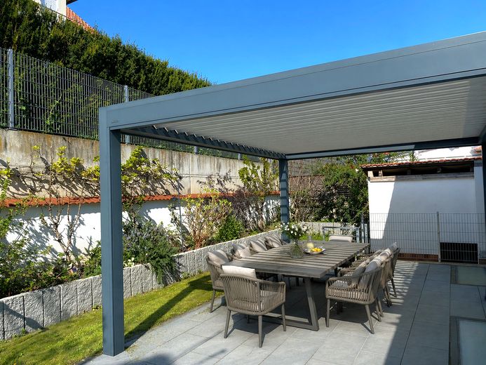 Terrasse mit Pergola