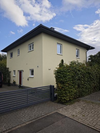 Energieeffizientes Einfamilienhaus (EFH) in Schwerin von privat – Straßenansicht mit Tor