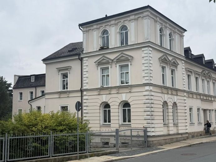 7 % di rendimento! - Edificio residenziale e commerciale nella località climatica di Marktneukirchen - 7 unità abitative, 1 unità commerciale - Tutela dei monumenti – Foto 1