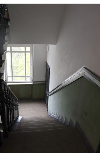 Appartamento singolo in edificio d’epoca con balcone, pronto per essere abitato – Treppenhaus