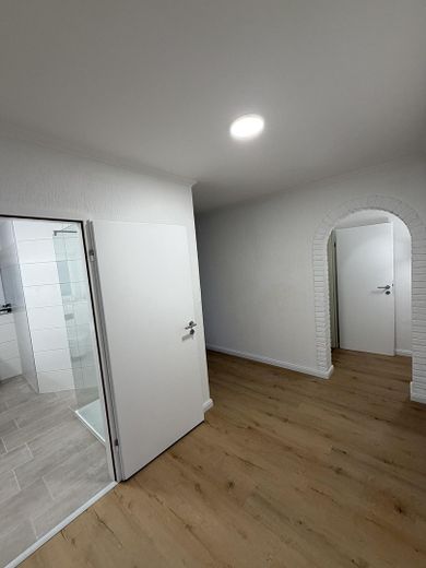 Kernsanierte 4–5-Zimmer-Wohnung | Einbauküche | Kamin | Garage | Terrasse – Flur