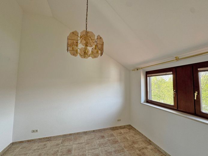 Bezugsfrei: Dachgeschosswohnung mit 2 herrlichen Dachterrassen in Taufkirchen – Schlafzimmer