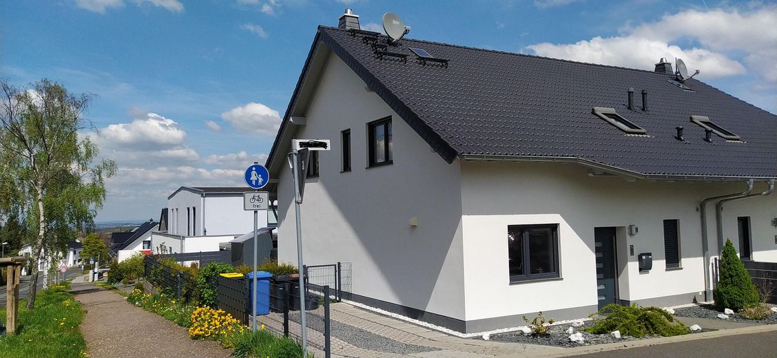 Nowoczesny dom bliźniaczy z panoramicznym widokiem w Kommern | Klasa energetyczna A | Bez prowizji – Foto 1