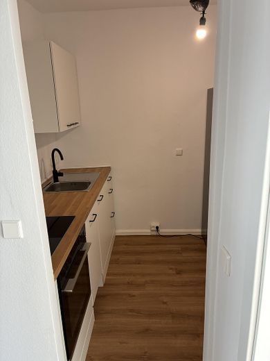 Frisch renovierte 2-Zimmer-Wohnung mit Balkon & Einbauküche – ideal für WG oder Singlehaushalt – Küche inkl EBK