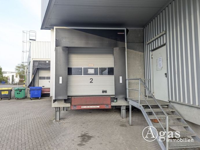 Büro mit Lagerhalle in verkehrsgünstiger Lage – Rampentor
