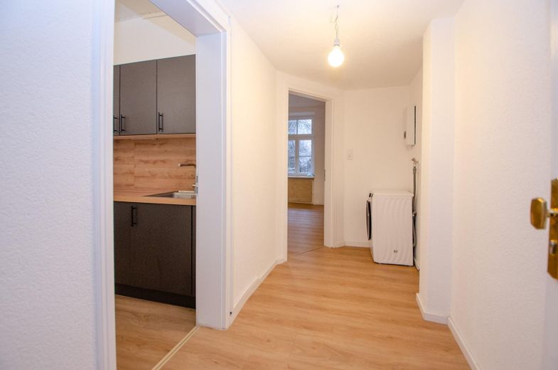 Sin comisión: apartamento de época renovado de 2 habitaciones en Schulstraße – Diele