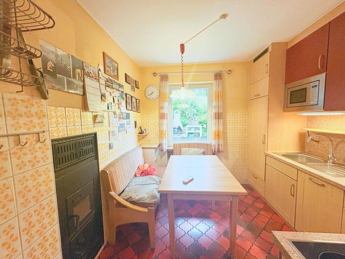 CITYHOUSE: Großzügiges Zweifamilienhaus mit Ausbaupotenzial, Garten &amp; 3 Garagen – Küche