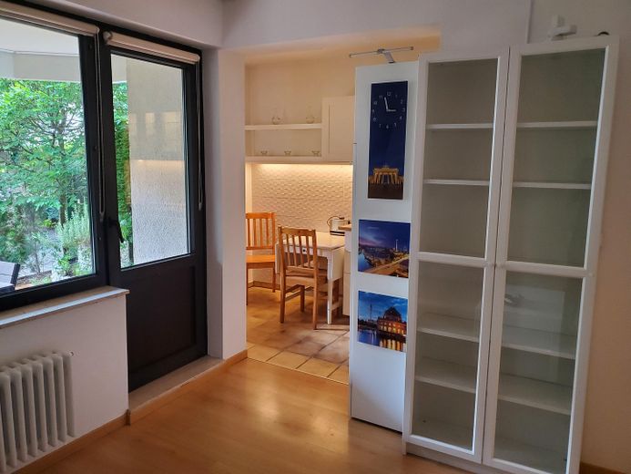 Apartamento amueblado con terraza soleada cerca del Havel, sin comisión – Blick in die Küche