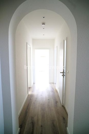 Frisch sanierter Wohntraum in Pforzheim-Sonnenberg: 5 Zimmer mit Ausblick und Garage – Blick vom Eingang