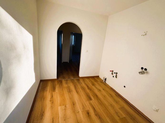 Frisch sanierte 3-Zimmer-Wohnung mit Loggia und TG in attraktiver Lage – Küche