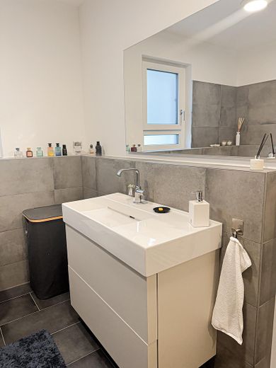 Exklusive 3-Zimmer-Wohnung in Fürth-Burgfarrnbach – hochwertige Küche, Balkon, Aufzug & TG – Bad 3