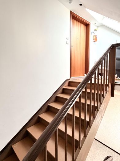 Einzigartiges Dachgeschoss +++ PROVISIONSFREI +++ 4 Zimmer, offene Balken & viel Tageslicht + Garage – Treppenhaus