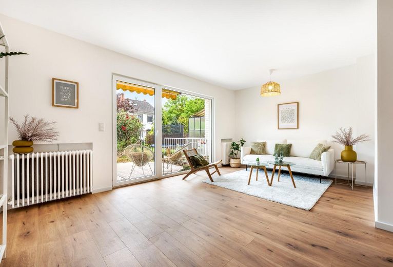 Frisch renoviertes Familienglück mit 5 Zimmern und Garten in Bremen-Vegesack – Wohnzimmer