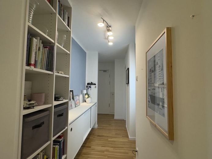 Penthouse im Staffelgeschoss mit großzügigem Wohnbereich, Balkon und hochwertiger Ausstattung – Flur