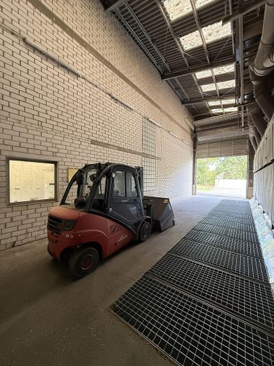 Gewerbeimmobilie mit Lagerflächen, Bürogebäude und großzügigem Betriebsgelände – Annahmehalle