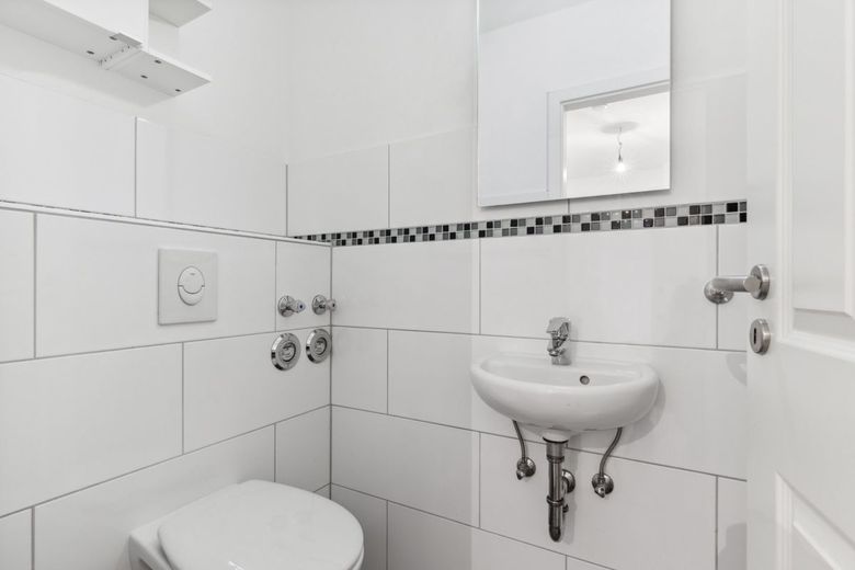 Modernisierte 3-Zimmer-Wohnung mit Tiefgaragenstellplatz in
bester Lage von HH-Meiendorf – Gäste-WC