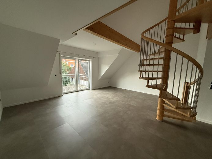Helle Galeriewohnung mit Balkon und Blick ins Grüne in Steinweg – Wohnzimmer