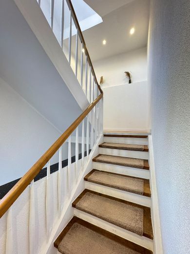 Freistehendes Einfamilienhaus mit viel Platz für Familie, Alltag und Zukunft – Treppenhaus