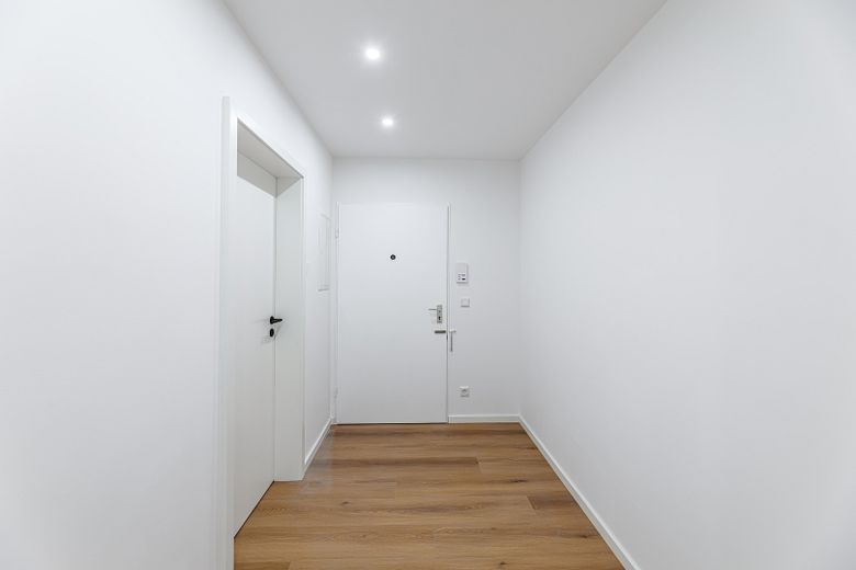 Modernisierte, frisch kernsanierte 2-Zimmer-Eigentumswohnung | 61 m² | Südbalkon – Flur mit Nische
