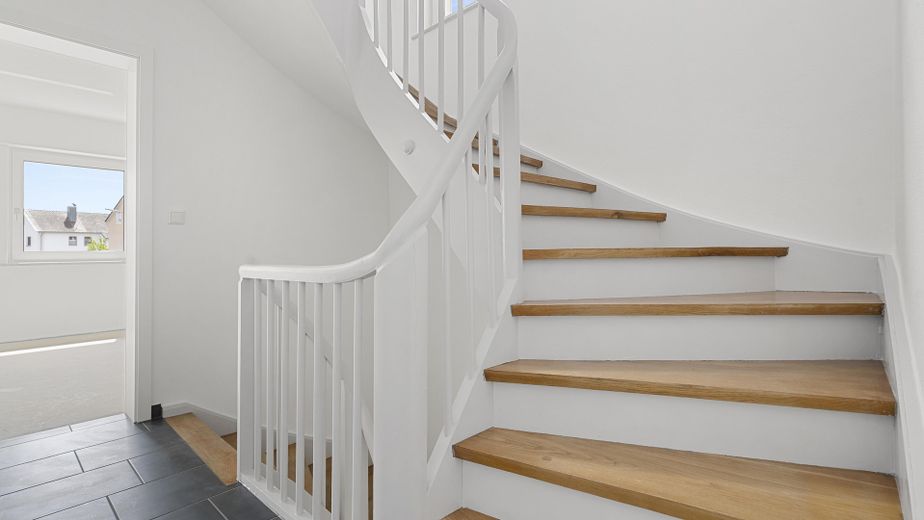 Ingolstadt-Nord’da bahçeli, tamamen yenilenmiş sıra evin köşe evi – Treppe ins DG