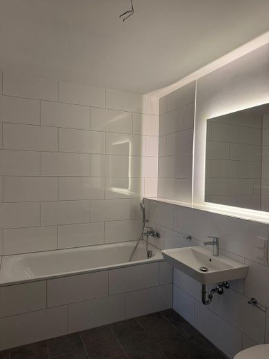 Großes Badezimmer Ansicht 1