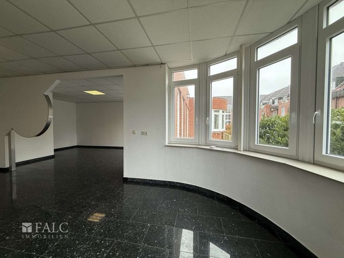 Exklusives Wohnen auf einer Ebene - 6 Zimmer, ca. 220 m², Balkon &amp; TG-Stellplatz möglich – Bild 12
