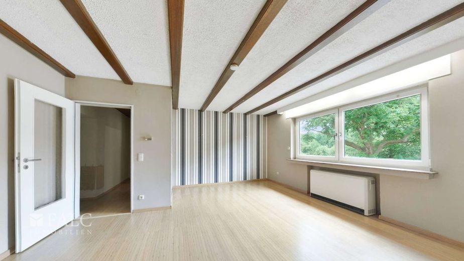 Freistehendes Familienhaus mit Wintergarten, drei Garagen und viel Platz – Wohnzimmer
