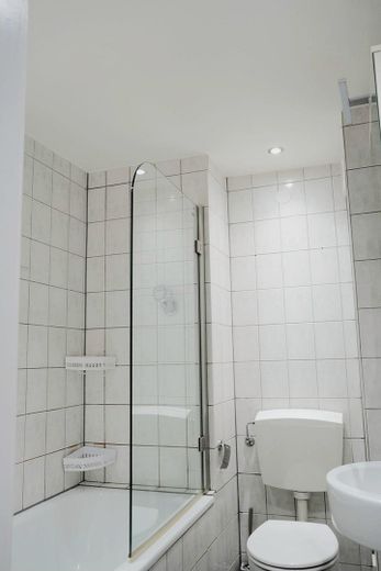 Wohnen im Grünen - Ihr Zuhause mit Balkon und 3 Zimmern – Bad Bild 2
