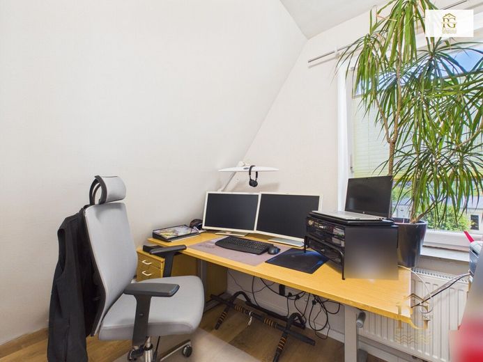 Charmantes modernisiertes und gepflegtes Einfamilienhaus mit der Möglichkeit einer Einliegerwohnung – OG Arbeitszimmer
