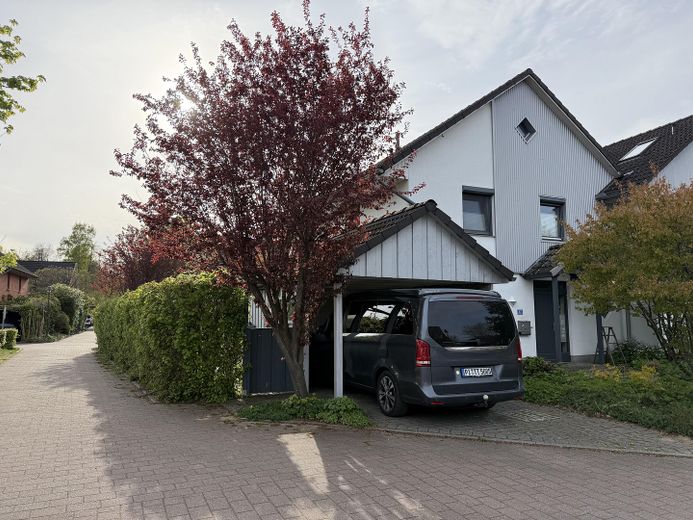 Jasne wnętrza na trzech poziomach – Ansicht vorne-Spielstrasse