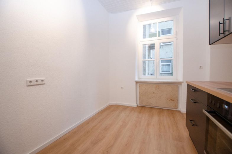Sin comisión: apartamento de época renovado de 2 habitaciones en Schulstraße – Küche mit EBK