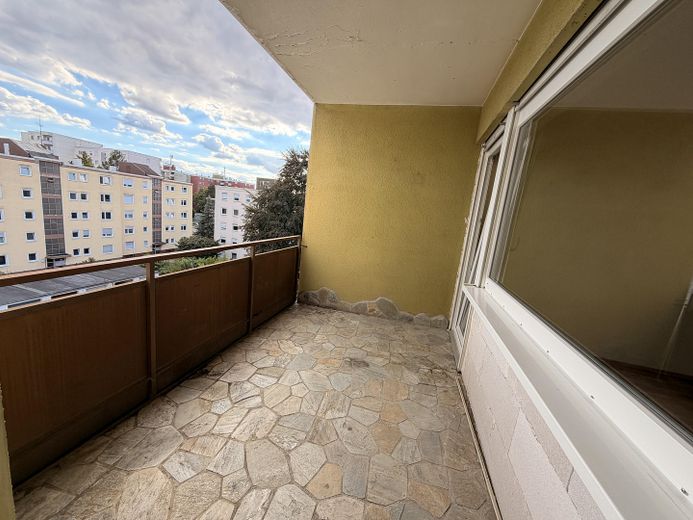 Yenilenmiş, merkezi ve sakin konumda en üst katta 2 odalı daire – Balkon 2