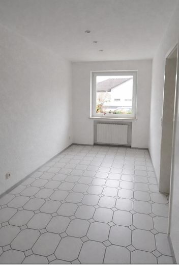 Zmodernizowany dom trzyrodzinny, instalacja fotowoltaiczna, mieszkanie na poddaszu wolne, centralna lokalizacja z doskonałą komunikacją – Zdjęcie 15