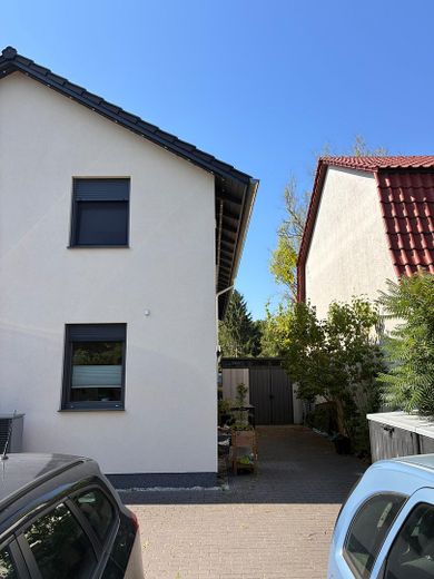 **FLATERATE MIETE!** 2R. Wohnung (BJ2019), inkl. hochwertiger Küche (EBK), FBH, Wallbox, – Hausansicht