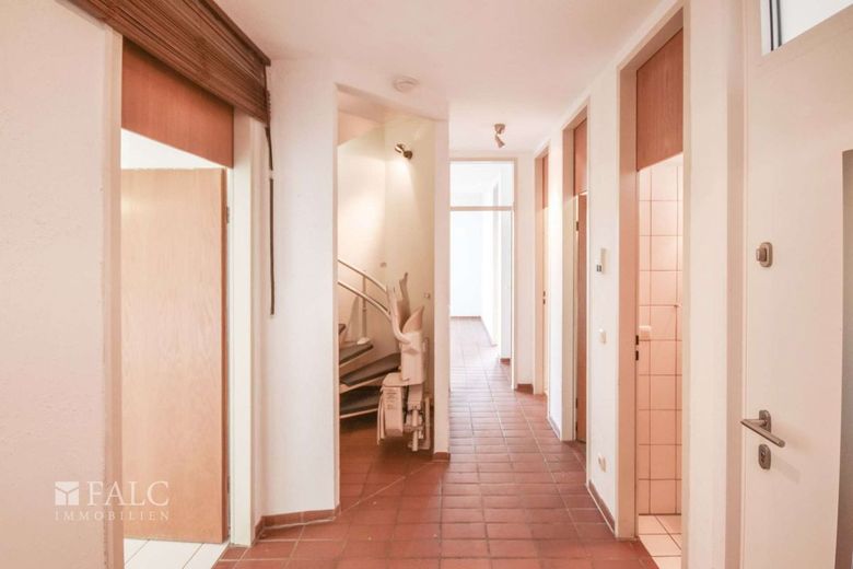 Stilvolle Maisonette mit Balkon, TG-Stellplatz &amp; Aufzug – Flur - untere Ebene (aktueller Zustand)