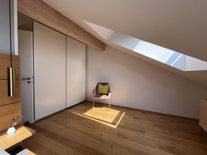 München-Pendler: 20 Min zum Ostbahnhof – modernes, energieeffizientes Haus A+ (2019) – DG: Schlafzimmer