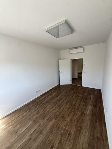 Klima ve yeni mutfak dâhil, yeni yenilenmiş ticari birim – Fotoğraf 12